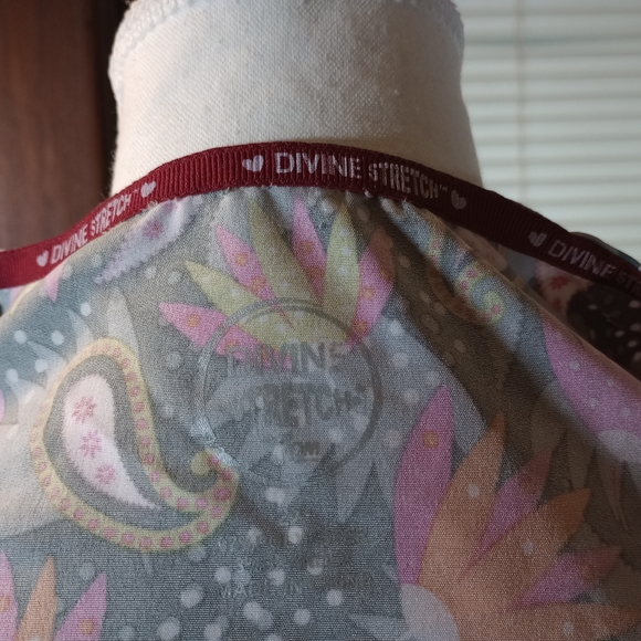 Divine Stretch By JDM Paisley Scrub Top Nurse Work Shirt - Picture 4 of 5